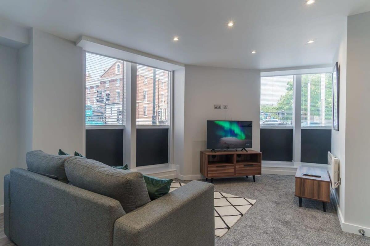 Spacious 1 Bedroom In *